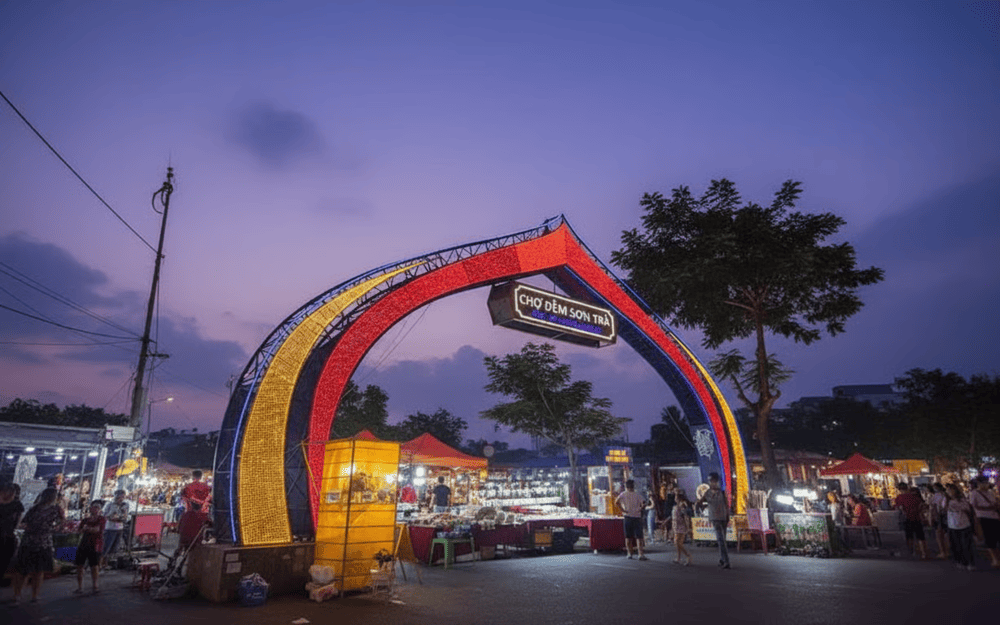 Son Tra Night Market is located near Dragon Bridge, attracting many visitors thanks to its convenient location